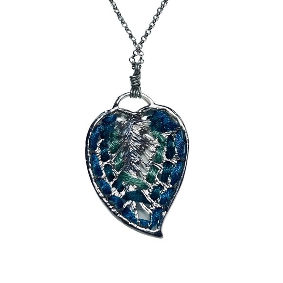 Christopher & Banks Silver Tone Chain Necklace W/Threaded Leaf Pendant (5605) - Picture 3 of 5